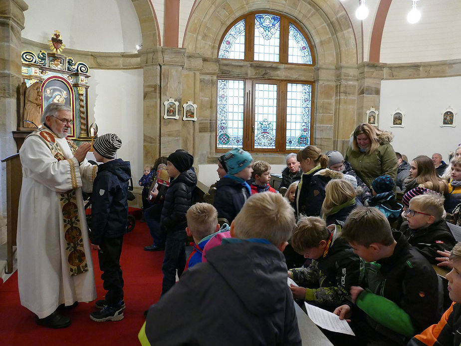 Krippenandacht mit Segnung der Kinder (Foto: Karl-Franz Thiede)